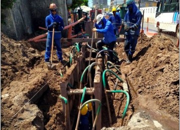 Obras do sistema de esgotamento sanitário seguem no bairro de Candeias