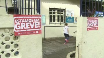 Professores da rede municipal do Recife deflagraram greve nesta segunda-feira (7)