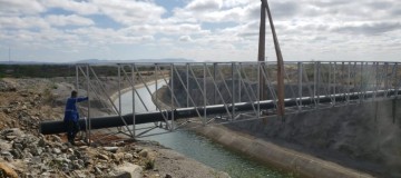 Compesa constrói travessia sobre canal de transposição do Rio São Francisco para levar água para Custódia 