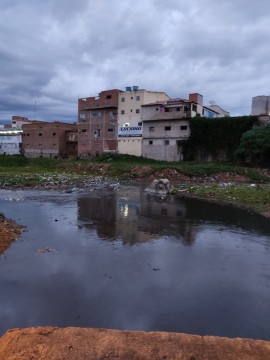 Gestores públicos trabalham com remediação e não com prevenção, e chuvas tornam visível problemas estruturais das cidades, diz biólogo