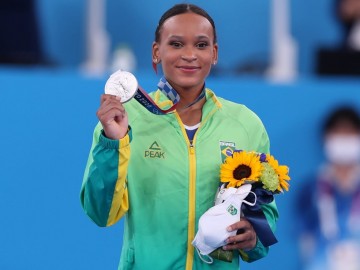 Rebeca Andrade conquista medalha de prata inédita para o Brasil na ginástica das Olimpíadas