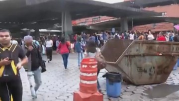 Passageiros protestam em terminal de ônibus em Camaragibe