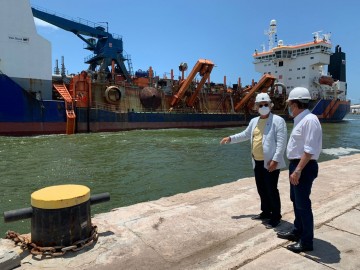 Vistoria técnica da UFPE em dragagem do Porto do Recife investiga surgimento de lixo no litoral sul