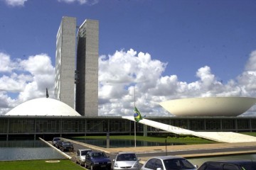 Raquel Lyra participa de ato em Brasília pela democracia; Isabella de Roldão representa o Recife