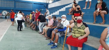 Sem precisar fazer agendamento, idosos se aglomeram no município de Paulista para ser vacinados contra a Covid