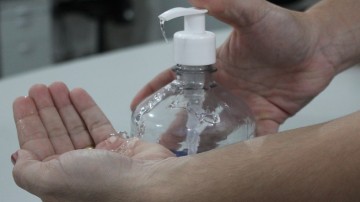 Pela 1ª vez no Brasil um laboratório público passa a produzir álcool em gel em larga escala