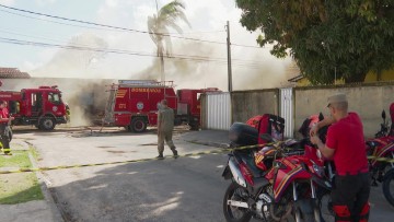 Incêndio atinge madeireira e casa no bairro de Afogados neste domingo (4)