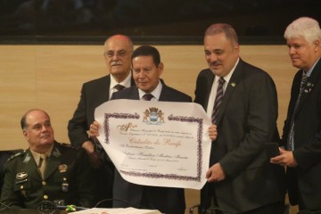 Mourão recebe título de cidadão recifense