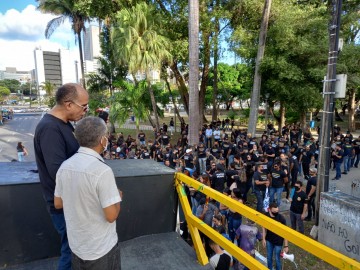 Policiais penais realizam passeata no Recife