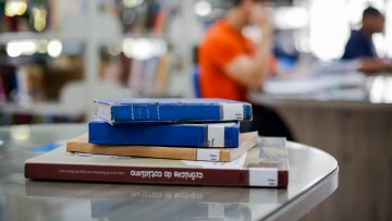Governo de Pernambuco regulamenta pagamento de R$ 1 mil por ano de Bônus Livro para professores da rede estadual