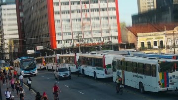 Galo da Madrugada: montagem da estrutura muda itinerário de 135 linhas de ônibus