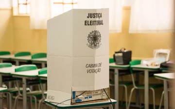 TSE barra eleitores de levar celular para cabine de votação