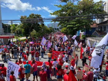 Manifestantes se reúnem no Recife contra o Governo Bolsonaro