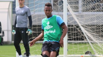 Santa Cruz oficializa jovem zagueiro Denilson, formado na base do Grêmio