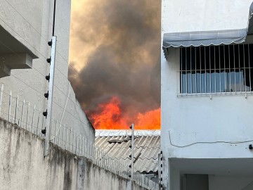 Incêndio atingiu almoxarifado da Fundação de Saúde Amaury de Medeiros (Fusam) no centro do Recife