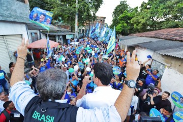 Em caminhada com Gilson Machado, Anderson Ferreira volta a criticar a gestão do PSB