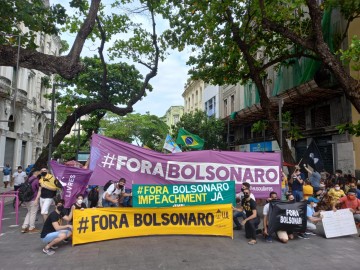 Ato no Marco Zero do Recife pede impeachement de Bolsonaro