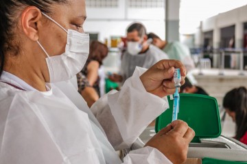 Mais de 90% dos agentes da limpeza urbana foram vacinados em Caruaru