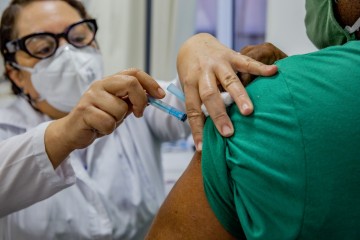 Igarassu lança site de agendamento e abre para dois novos grupos no calendário da vacinação 