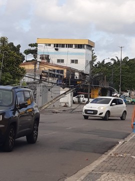 Caminhão derruba poste na Rua Capitão Zuzinha, em Boa Viagem
