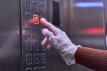 Utilização  dos elevadores deve ser feita com cautela, higiene e segurança