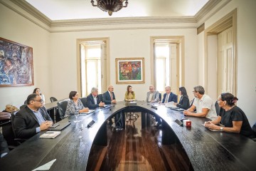 Em resposta aos incidentes com tubarão, Raquel Lyra se reúne com representantes das universidades e prefeitos de Pernambuco