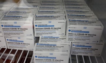 Anvisa pede alteração na bula de vacinas Janssen e AstraZenec