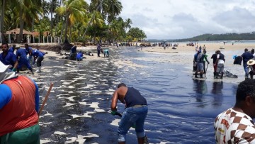 Tamandaré tem mais de 16km de praia afetada pelo óleo