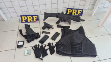 PRF prende foragido da prisão com submetralhadora, pistola e munições em mochila no bairro do Curado