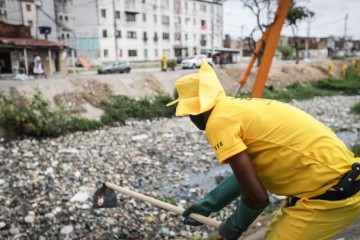 Recife inicia limpeza de 99 canais que cortam a cidade, para o período de chuvas