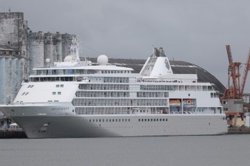 Mais viajantes são retirados de navio que está retido no Porto do Recife por causa do coronavírus