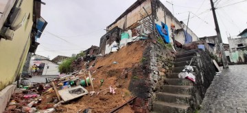 Fortes chuvas provocam desabamento de um muro em casa na Zona Norte do Recife