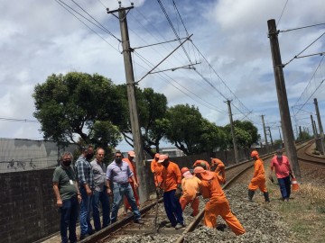 Usuários do Metrô do Recife começam a usar trem pendular