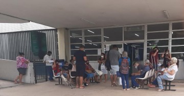 Aglomeração é registrada por pacientes e acompanhantes em hospital do Recife