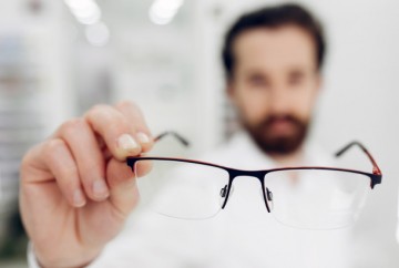Usar óculos de grau sem prescrição médica pode desgastar a musculatura ocular e causar danos irreversíveis 