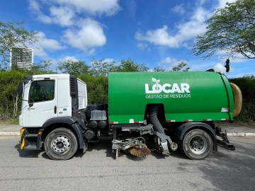 Prefeitura de Caruaru reforça limpeza nas vias com varredeira mecânica