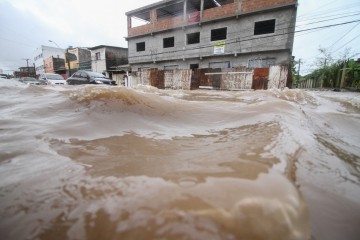 Fortes chuvas em Pernambuco causam alagamento e deixam população em alerta 