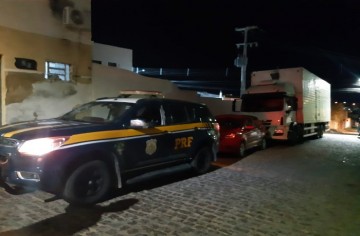 PRF liberta refém e recupera caminhão com eletrodomésticos roubados em Arcoverde