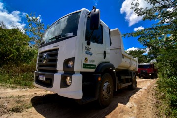 Caruaru intensifica manutenção e recuperação de estradas da zona rural