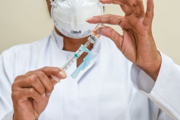 Nova remessa de vacinas contra a Covid-19 da Astrazeneca chega em Pernambuco