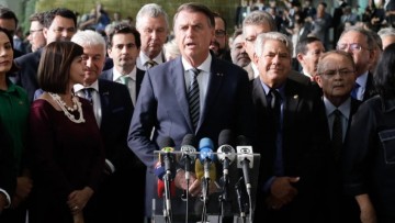 Bolsonaro critica manifestações que prejudicam população 