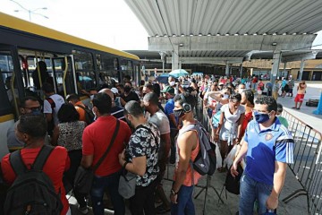 Volume de passageiros nos coletivos tem queda de 20%, diz secretário