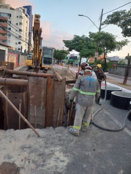 Compesa realiza obra de manutenção de esgoto e interdita trânsito em trecho de via em Candeias 