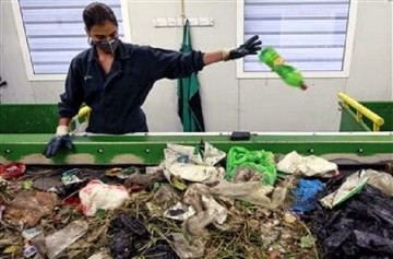 O Governo de Pernambuco irá implantar oito unidades de triagem, estação de transferência de resíduos sólidos e treinamento de catadores para seis municípios