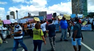 Ambulantes e barraqueiros protestam pela reabertura do comércio nas praias do Grande Recife 