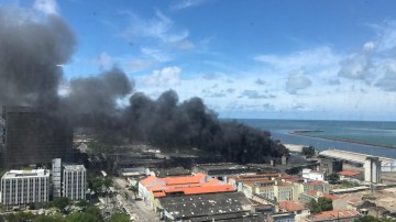 Com protesto e incêndio paralelos, trânsito do Recife segue complicado