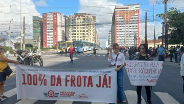 Rodoviários realizam paralisação no Centro do Recife na manhã desta terça-feira (13)