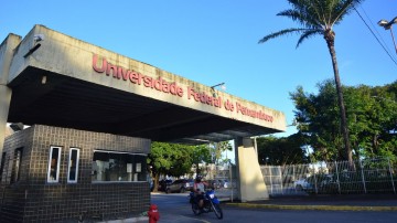 Reitor da UFPE anuncia liberação de maioria das bolsas e auxílios estudantis