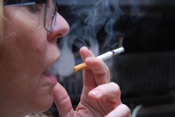 Aumento do consumo de cigarros representa riscos durante a quarentena