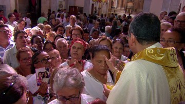Tradicional benção de São Félix leva centenas de fiéis a basílica de Nossa Senhora da Penha